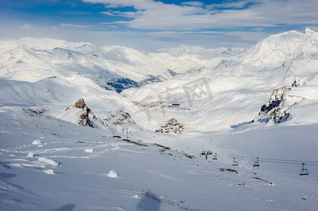 阿尔卑斯山小镇摄影照片_高山冬山风光。晴天，法国阿尔卑斯山被白雪覆盖。Vald&rsquo；伊斯雷尔，法国