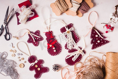 圣诞复古装饰波尔多毛毡缝制玩具。圣诞毛毯装饰