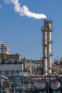 工业烟囱摄影照片_石油石化工厂工厂与气体存储和管道结构与烟囱烟雾在川崎市附近东京日本