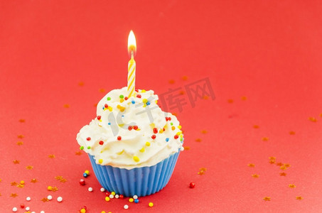 带蜡烛蛋糕摄影照片_带蜡烛的生日蛋糕