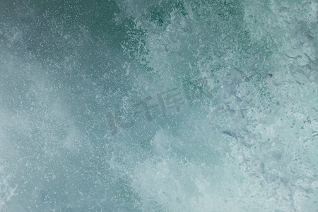 蓝色白色海洋波浪泡沫抽象背景。海洋水抽象背景