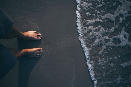 脚在海沙和波浪，假期在海洋海滩，暑假.