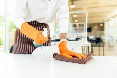 七步洗手法步骤摄影照片_在欢迎顾客前，用酒精和湿巾关闭服务员的洗手台。新常态卫生餐厅理念。