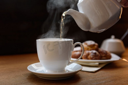 奶油蛋饼配茶和茶壶