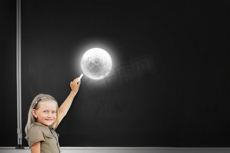 可爱的女学生在黑板上画月亮。我们对月球了解多少？