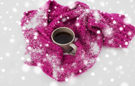 暖咖啡摄影照片_ 茶，咖啡，围巾，雪