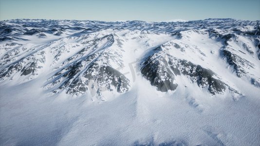 8K空中风景雪山和冰海岸在南极洲