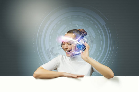 图片的未来派妇女工作与虚拟技术。女孩和未来的技术