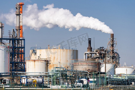 漫画气体摄影照片_化工厂工厂与气体存储和管道结构与烟囱烟雾在川崎市附近的日本东京