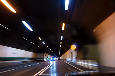 夜间高速行驶的汽车通过公路隧道的运动模糊