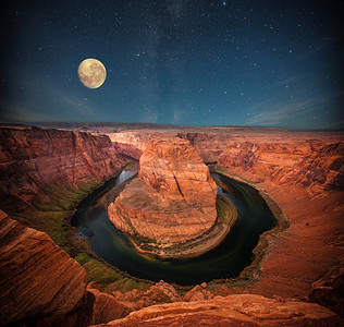 大峡谷在夜空中的星光照耀下。超级月亮