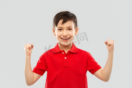 童年,力量和权力概念-穿着红色马球 t 恤的快乐小