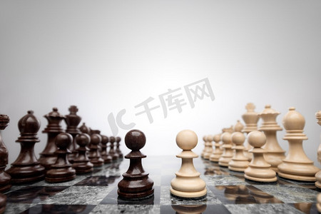 第一步：董事会中间有两个棋子反对。