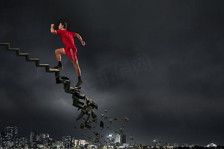 运动员克服挑战在石头倒塌梯子上跑的运动活跃的人