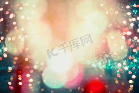 圣诞节圆边框摄影照片_节日灯饰以五颜六色的活动背景为背景，边框带有复制空间