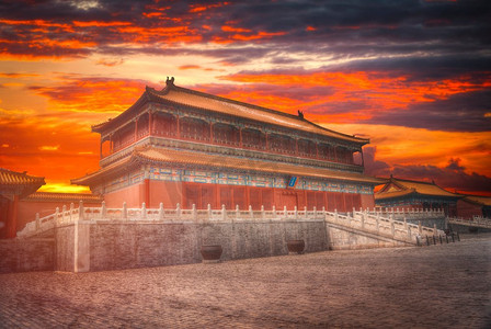 紫禁城是世界上最大的宫殿建筑群。位于北京市中心，靠近天安门主广场。紫禁城