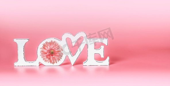 爱情观以粉色粉色为背景，白色字样。富有创意的浪漫布局。结婚贺卡。复制空间。旗帜。贺卡