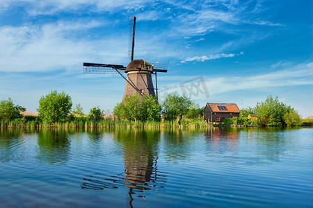 荷兰农村景观与风车在著名的旅游地点Kinderdijk在荷兰。荷兰Kinderdijk的风车。荷兰