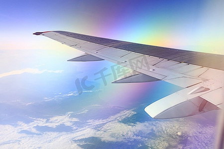 飞机机翼摄影照片_在云端的飞机机翼