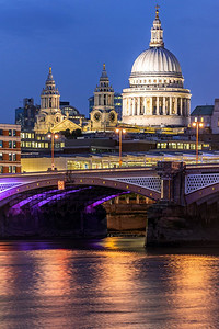 英国伦敦，泰晤士河畔的圣保罗大教堂夕阳。