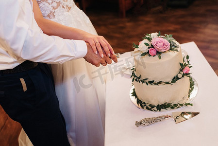 新婚夫妇婚礼上的结婚蛋糕