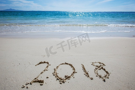 2018年背景摄影照片_海滩上的2018年新年。海滨概念2018年新年庆祝活动