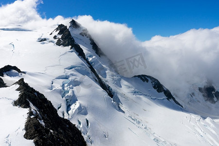 雪山之巅摄影照片_雪山之巅。山景观与雪和清澈的蓝天