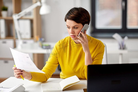 企业，启动和人的概念—愉快的女商人有文件呼叫智能手机在办公室女商人在办公室呼叫智能手机