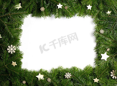 天然冷杉圣诞树边框框架和木装饰孤立在白色，复制文本空间。冷杉树枝框架在白色