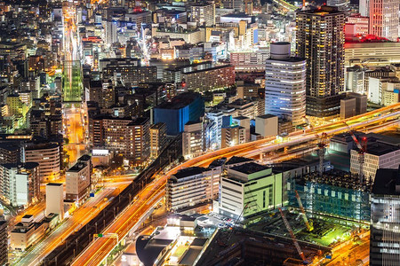 日本横滨市鸟瞰路灯照明。横滨是日本人口第二大城市。