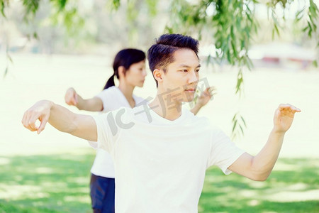 人们在公园里练太极拳。夏天人们在公园里练太极拳