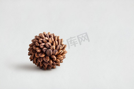 一个由咖啡制成的球体的创造性食物概念照片。