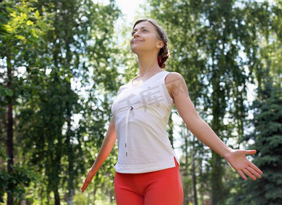 年轻的女孩在一件白色衬衫和红色裤子做体育锻炼的性质