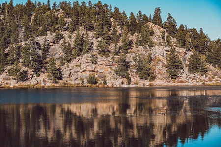 美国科罗拉多州落基山脉的莉莉湖。.秋天的百合湖美国科罗拉多州的落基山脉。 