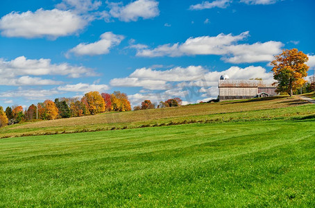 风情摄影照片_阳光明媚的秋天，美国佛蒙特州的农场和谷仓