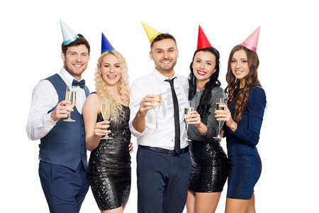 庆祝和假期概念-生日聚会上带着香槟酒杯的快乐朋友。生日聚会上拿着香槟酒杯的朋友
