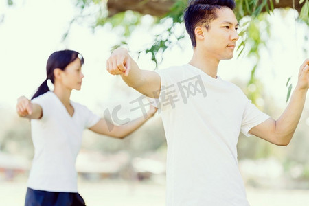 人们在公园里练太极拳。夏天人们在公园里练太极拳