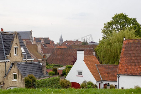 蓝天背景下布鲁日传统的中世纪红色屋顶建筑。传统的中世纪红色屋顶建筑