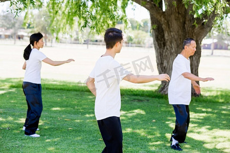 人们在公园里练太极拳。夏天人们在公园里练太极拳