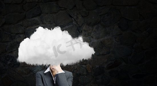 一位女商人站在那里，他的头在云中。漂浮在天空中