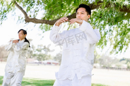 有灵魂摄影照片_人们在公园里练太极拳。夏天人们在公园里练太极拳