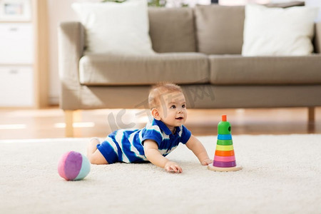 童年和人的概念—甜蜜的小亚洲男孩与玩具在家里。可爱的小亚洲宝宝男孩与玩具在家里