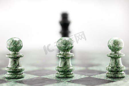 三个未加工的棋子站在国王的面前。
