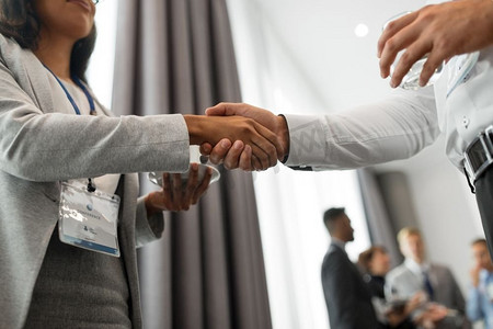 国际商务公司摄影照片_手势、伙伴关系、合作理念--国际商务会议上的握手。在商务会议上与人们握手