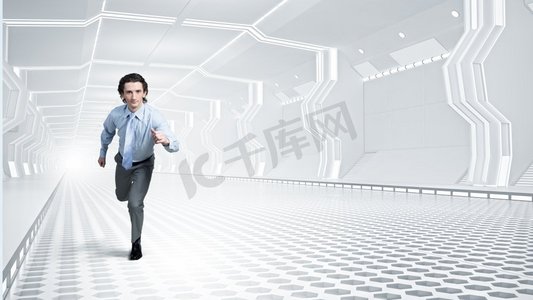 男人在虚拟房间里奔跑。年轻商人在未来主义设计的隧道中奔跑