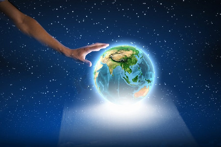 绿色的地球球摄影照片_我们的地球。近摄人类的手举行地球行星。这张图片的元素是由美国宇航局提供的