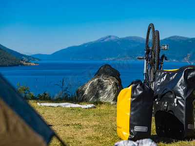 自行车修理。山地自行车反对自然，山峡湾景观在挪威。自行车修理对自然峡湾，挪威