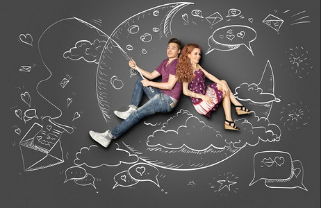 幸福的情人节爱情故事概念一对浪漫的情侣在月亮上钓鱼，钩子上挂着一封纸信，背景是粉笔画。