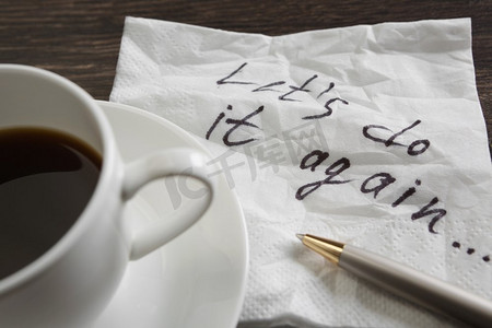 让我们再来一次。木桌上的餐巾和咖啡杯上写着浪漫的信息