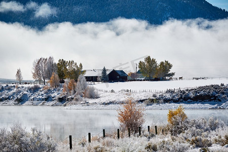 雪屋顶摄影照片_美国科罗拉多州沃尔福德山水库冬季景观。 